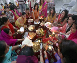 Different rituals are performed by women during Karva Chauth 2015.